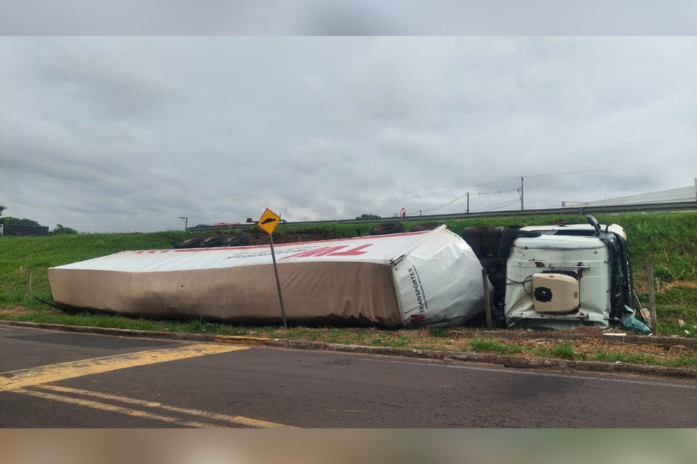 Caminhão saiu da SP-270 e caiu às margens da Avenida Joaquim Constantino — Foto: Ana Claudia Palacio/TV TEM