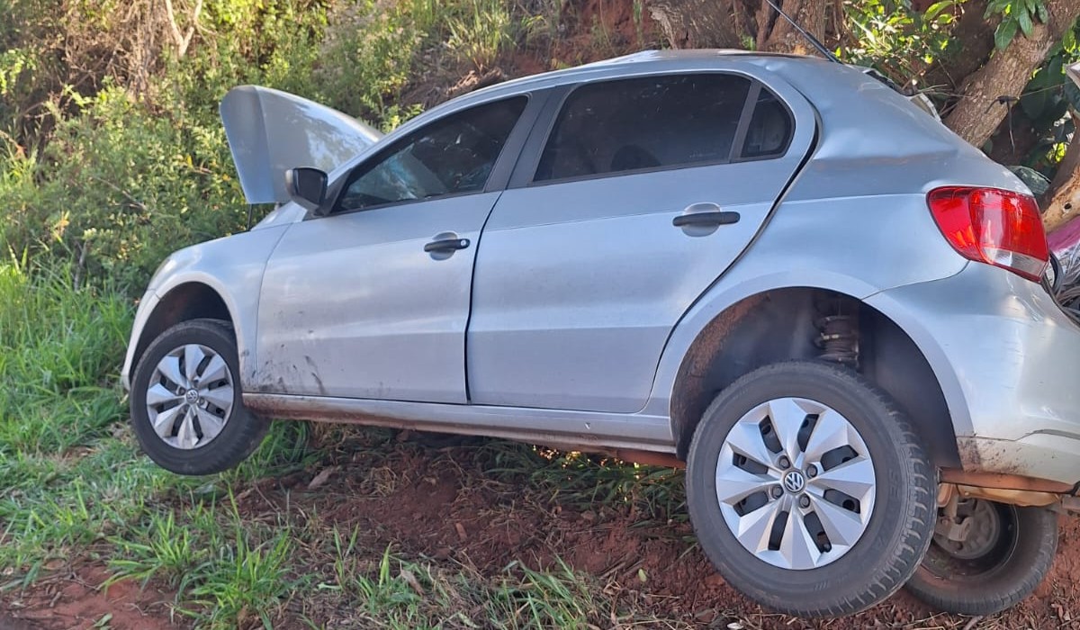 Motorista fica presa às ferragens após bater carro contra árvore em Martinópolis