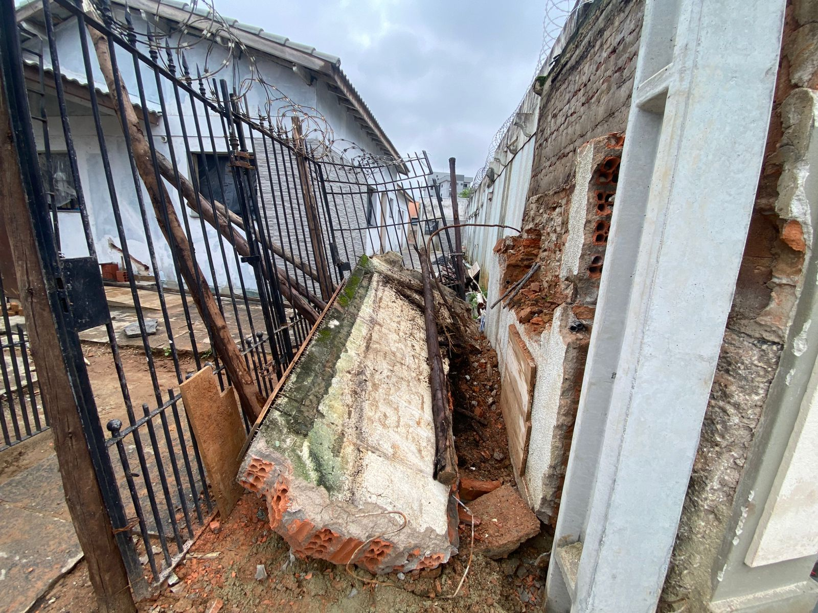 Muro de obra desaba sobre trabalhadores e deixa dois homens feridos em Guaratinguetá, SP