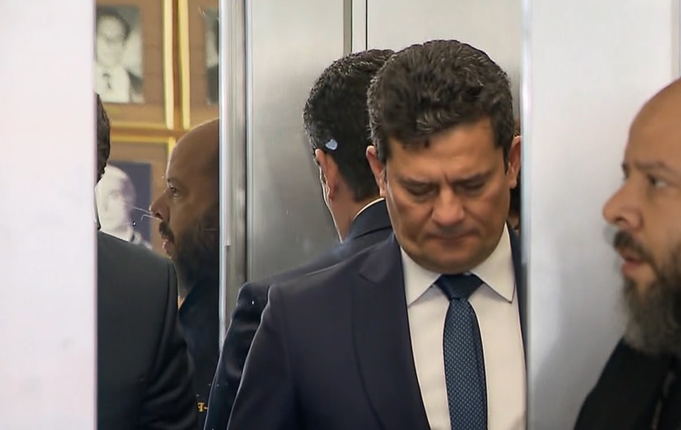 Sergio Moro chegando ao TRE-PR para prestar depoimento — Foto: Paulo Kreling/RPC
