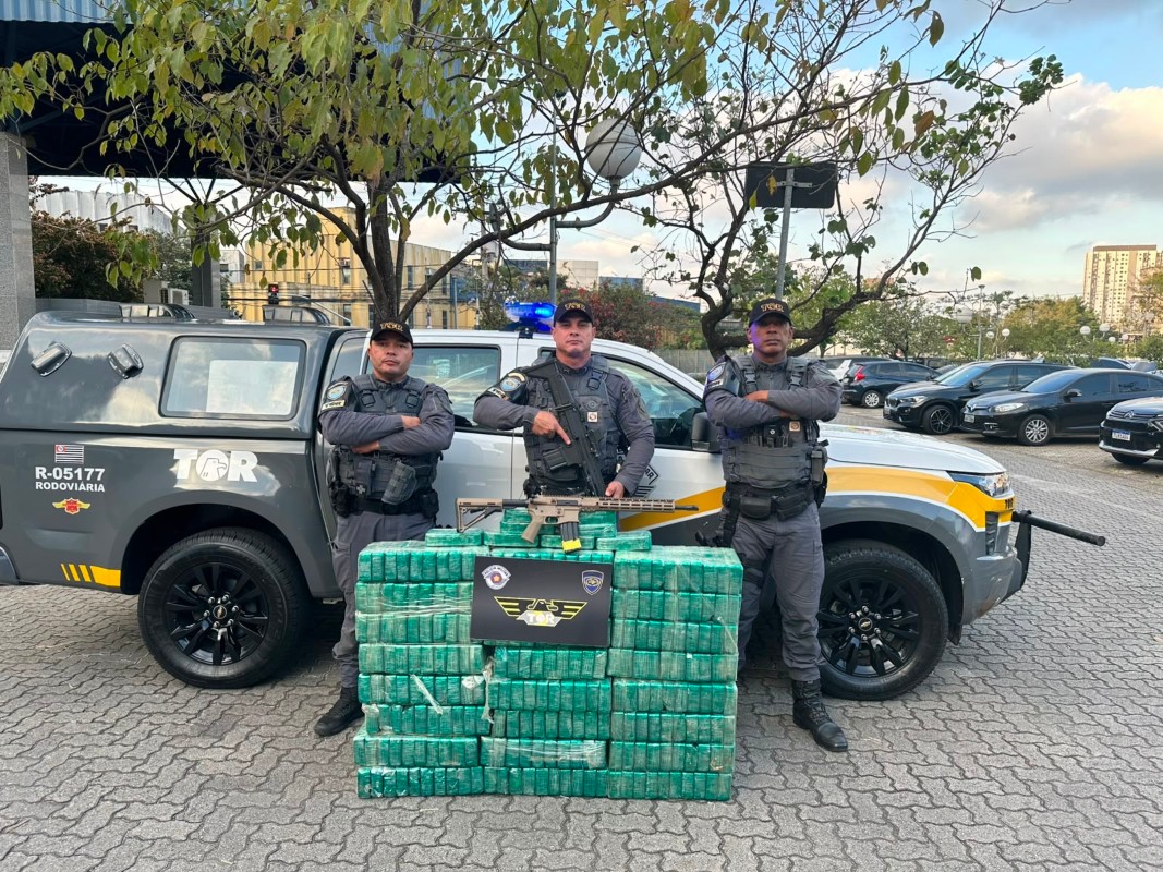 Motorista é preso com fuzil de uso restrito e mais de 250 kg de cocaína após perseguição em São Roque