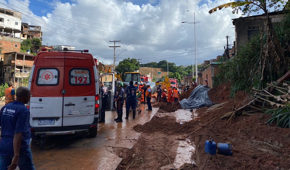 Operário foi soterrado após desabamento de escombros em obra na capital baiana — Foto: Filipe Costa/TVBA