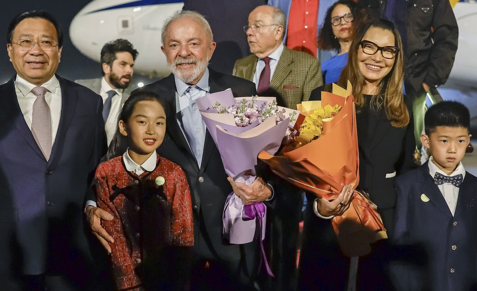 O presidente Lula e a primeira-dama Rosângela Lula da Silva no desembarque em Pequim — Foto: Ricardo Stuckert/Presidência da República