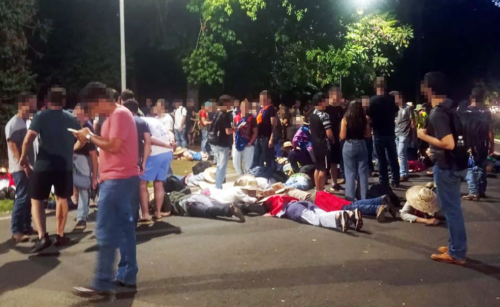 Trote na USP de Piracicaba: alunos de bruços e ajoelhados