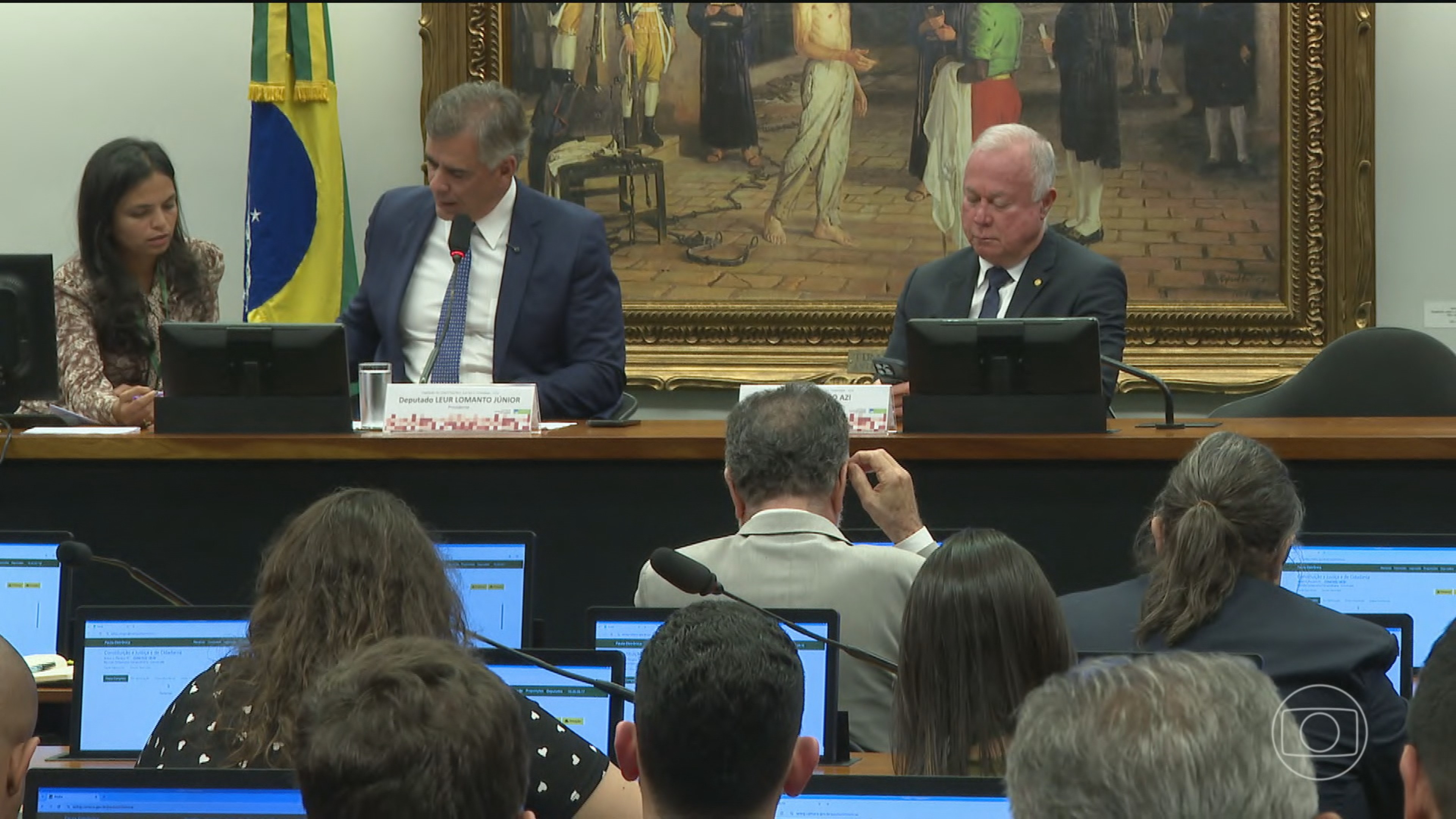 CCJ da Câmara aprova texto da proposta que acaba com escala 6x1 