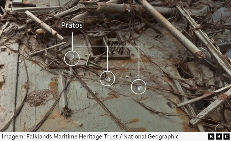 Pratos que a tripulação utilizava nas refeições diárias, deixados espalhados pelo convés do Endurance — Foto: Falklands Maritime Heritage Trust / National Geographic