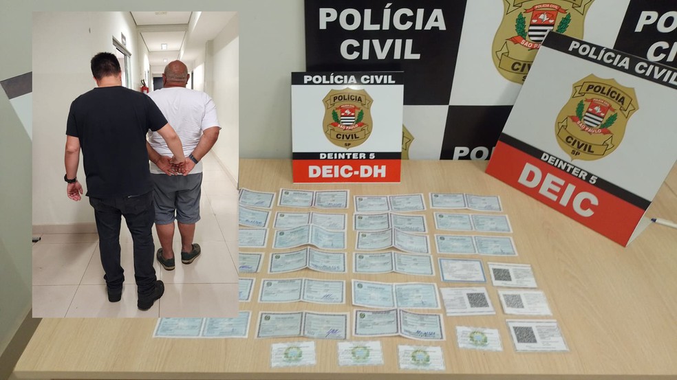 Policial conduz homem preso suspeito de comércio ilegal de armas (no destaque); foram apreendidos documentos relacionados às vendas — Foto: Polícia Civil/Divulgação