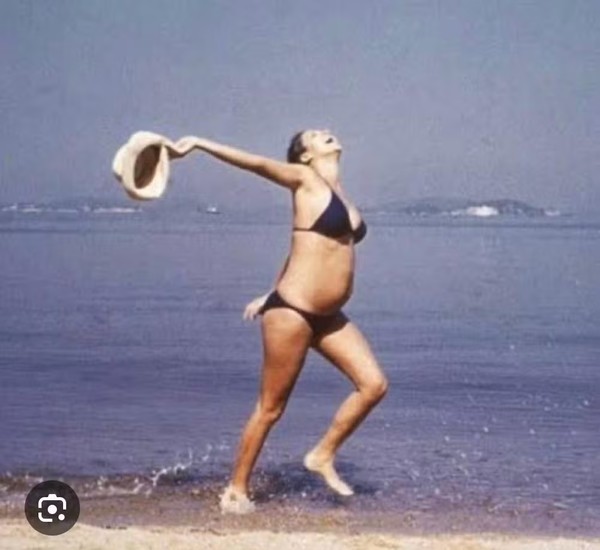 Foto de Leila Diniz que inspirou a escultura foi feito na década de 1970 — Foto: Reprodução