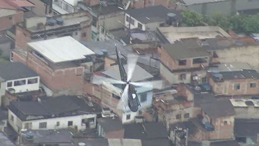 Helicóptero da Polícia Civil durante operação na Vila Aliança na manhã desta quinta (20) — Foto: Reprodução