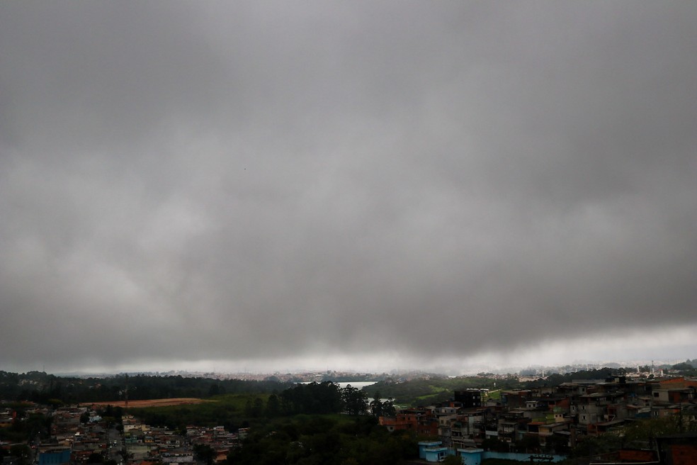 Tempo instável e previsão de pancadas de chuva durante a tarde do último domingo,(4), em São Paulo. — Foto: ANGéLICA ALVES/FOTOARENA/ESTADÃO CONTEÚDO