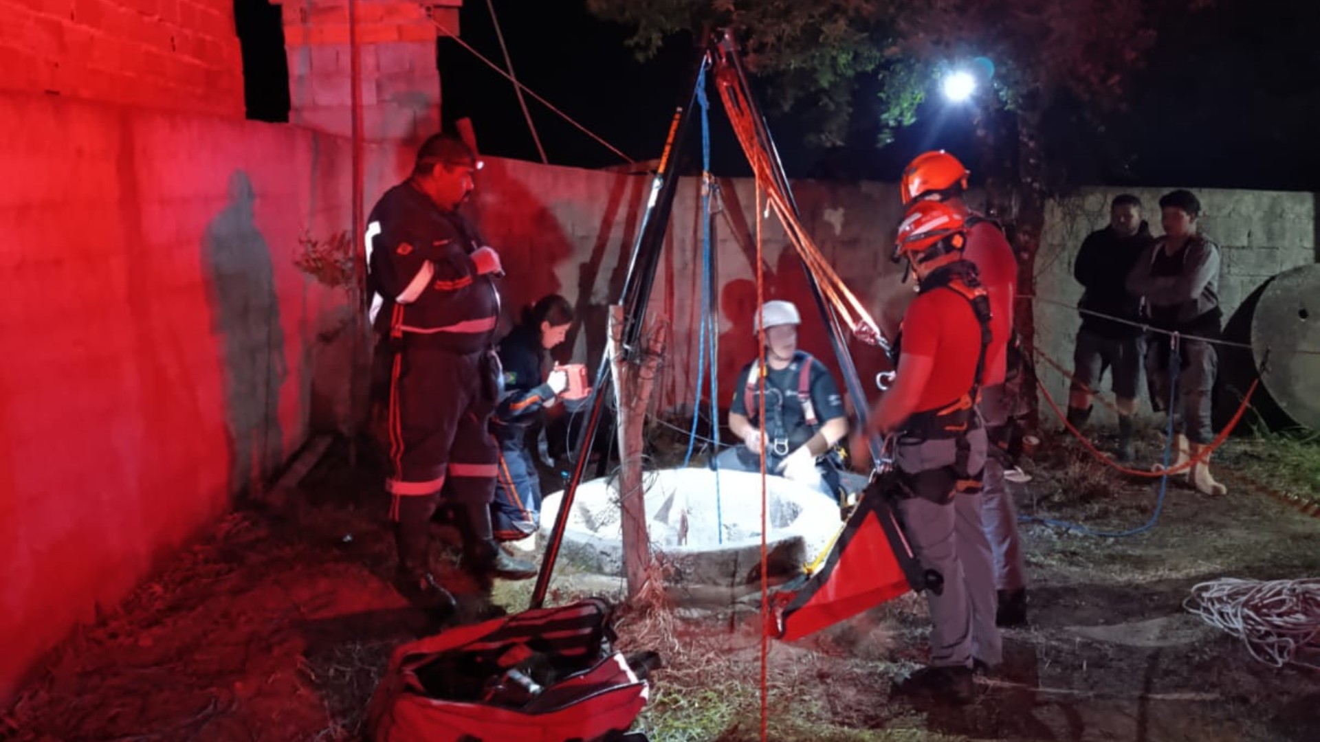 Homem é resgatado após cair em poço de 20 metros em Piedade