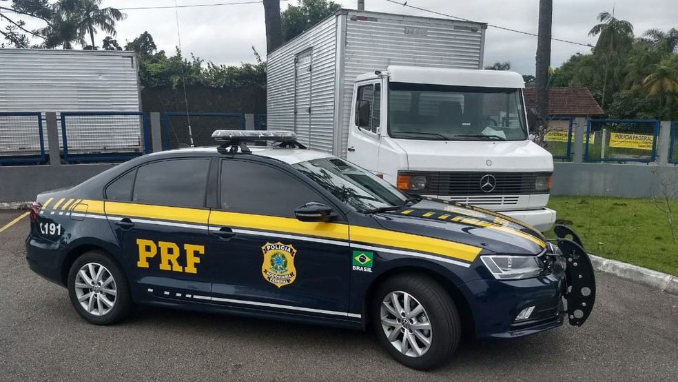PRF do Paraná apreende carreta arqueada de caminhoneiro que anda