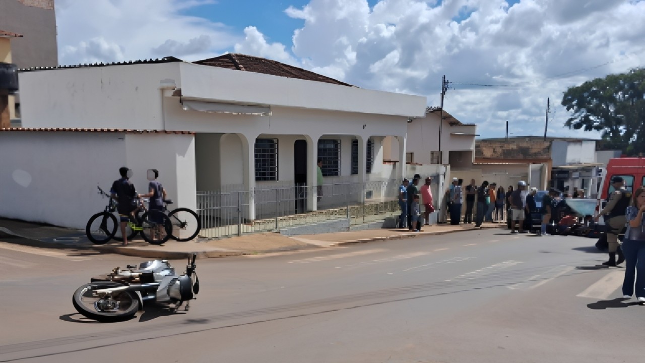 Motociclista 'voa' após colidir com carro, para 50 metros depois e tem fratura exposta em MG; vídeo