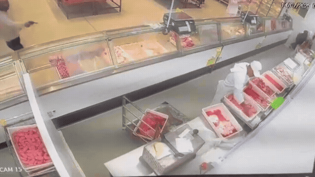 VÍDEO: homem tenta atirar em colega de trabalho em açougue, arma falha e ele é desarmado 