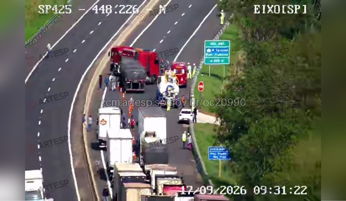 Engavetamento entre dois caminhões e uma carreta interdita rodovia em Presidente Prudente