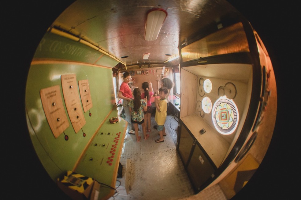 Micro-ônibus adaptado que mistura ateliê, oficina, galeria de arte, museu de engenhocas e feira de ciências itinerante — Foto: Divulgação
