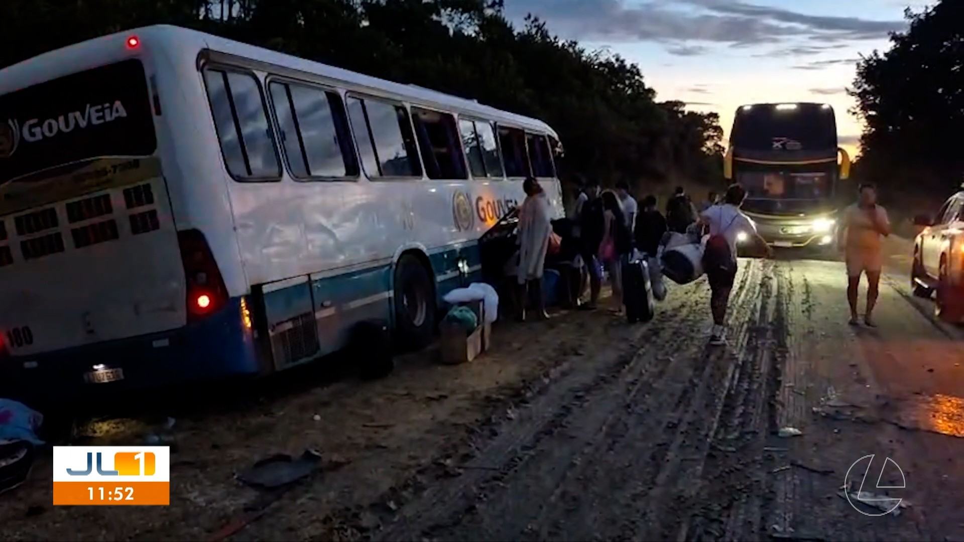 Ônibus com 30 atletas amadores de Paragominas bate em caminhão na BR-010, no PA; motorista morre