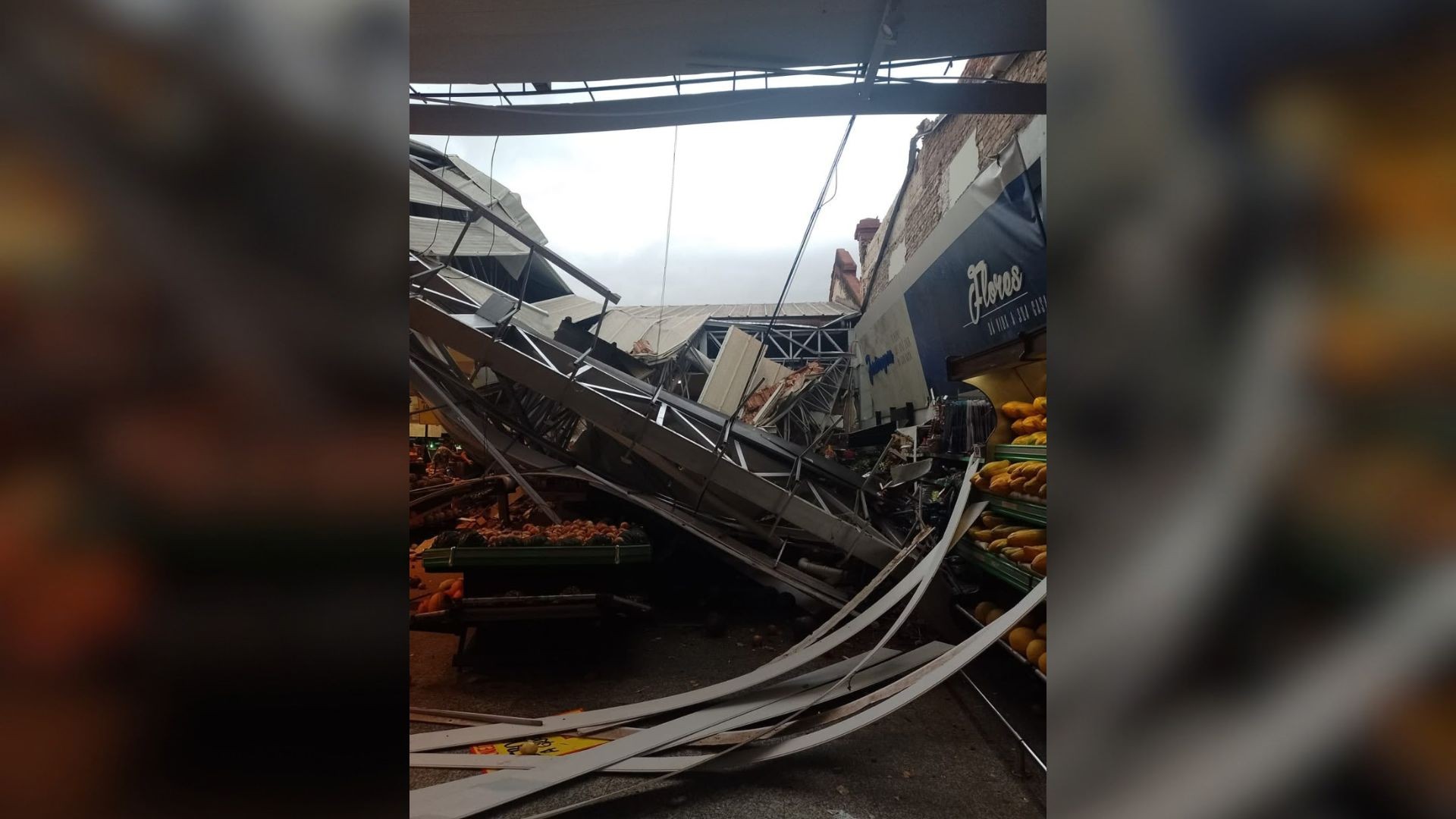 Parte de teto de supermercado desaba durante temporal em Araçatuba