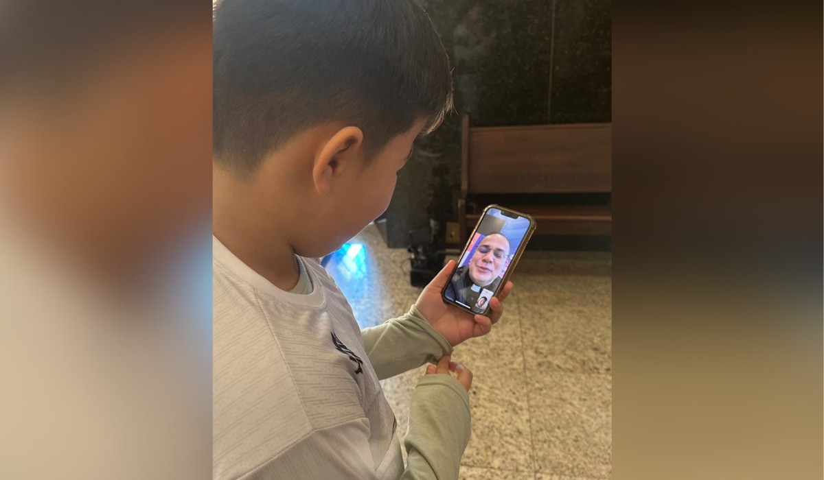 Menino que viralizou com prece para o Palmeiras não ser campeão mundial reencontra padre que 'negou' o pedido: 'Vamos assistir ao próximo jogo juntos'