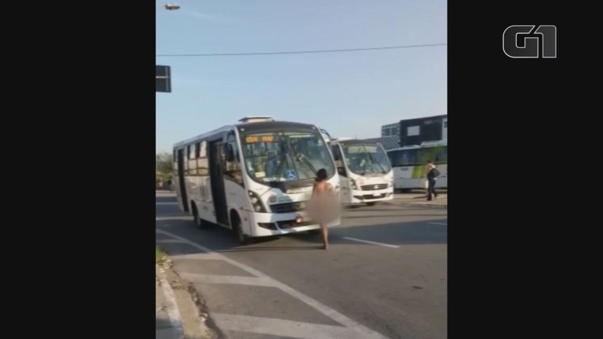 Mulher fica nua durante protesto e impede manobra de ônibus em SP; assista