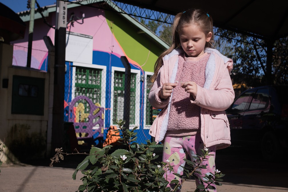 Alana da Silva Kaiper, de 6 anos, ainda sofre de pesadelos por causa das enchentes de maio de 2024 — Foto: Anna Ortega/g1