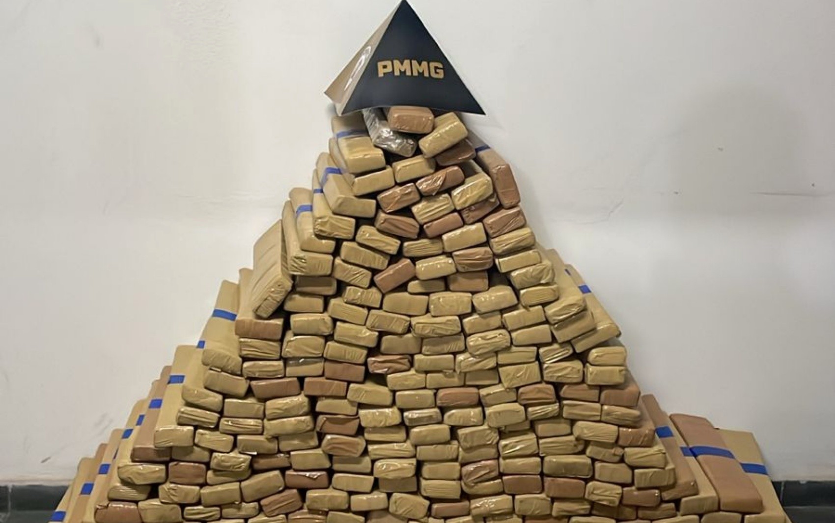 Polícia Militar apreende mais de 250 tabletes de maconha e prende homem por tráfico em Cambuí, MG