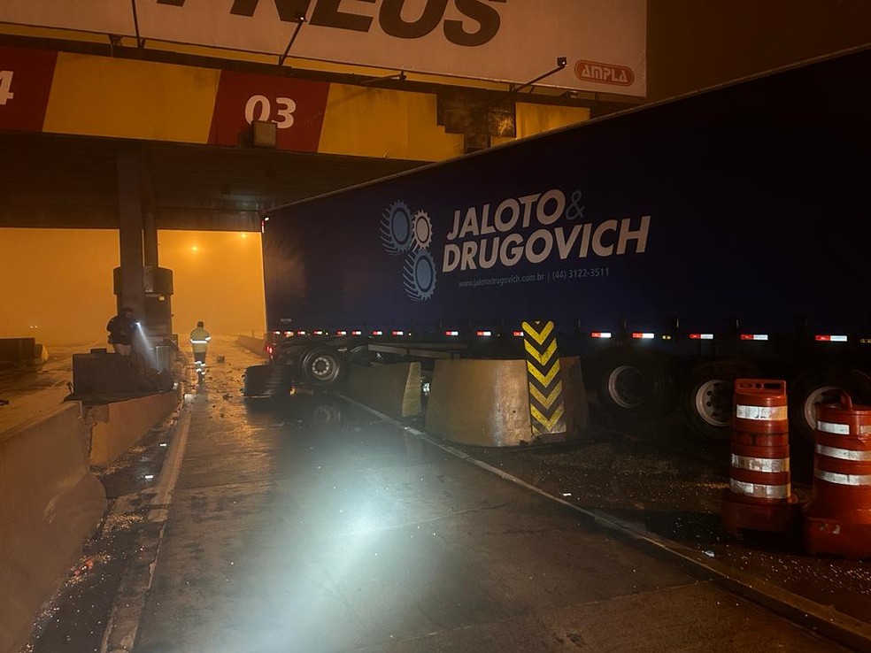 Caminhão bate em praça de pedágio desativada na BR-277, em Balsa Nova — Foto: PRF