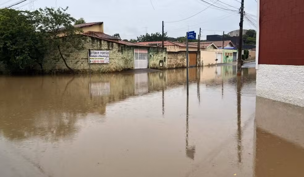 Imagem de arquivo mostra alagamento na Vila Farid Callil em 30 de janeiro, em Monte Mor (SP). — Foto: Bianca Rosa/EPTV
