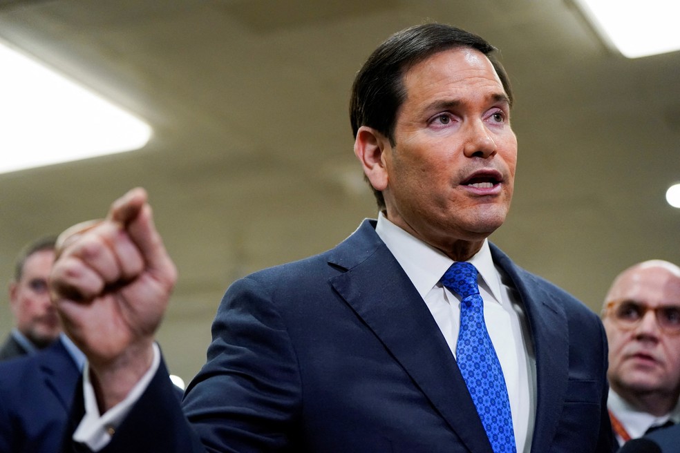 O secretário de Estado dos EUA, Marco Rubio, fala com repórteres no dia das reuniões informativas confidenciais para o Senado e a Câmara dos Representantes dos EUA sobre a situação no Irã — Foto: REUTERS/Elizabeth Frantz