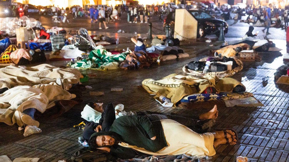 Moradores dormem em uma praça em Marrakesh — Foto: Fadel Senna / AFP