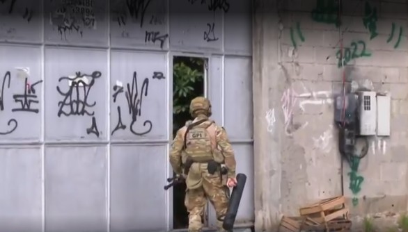 Paraguaios resgatados de fábrica clandestina de cigarros em Vigário Geral eram submetidos a condições precárias