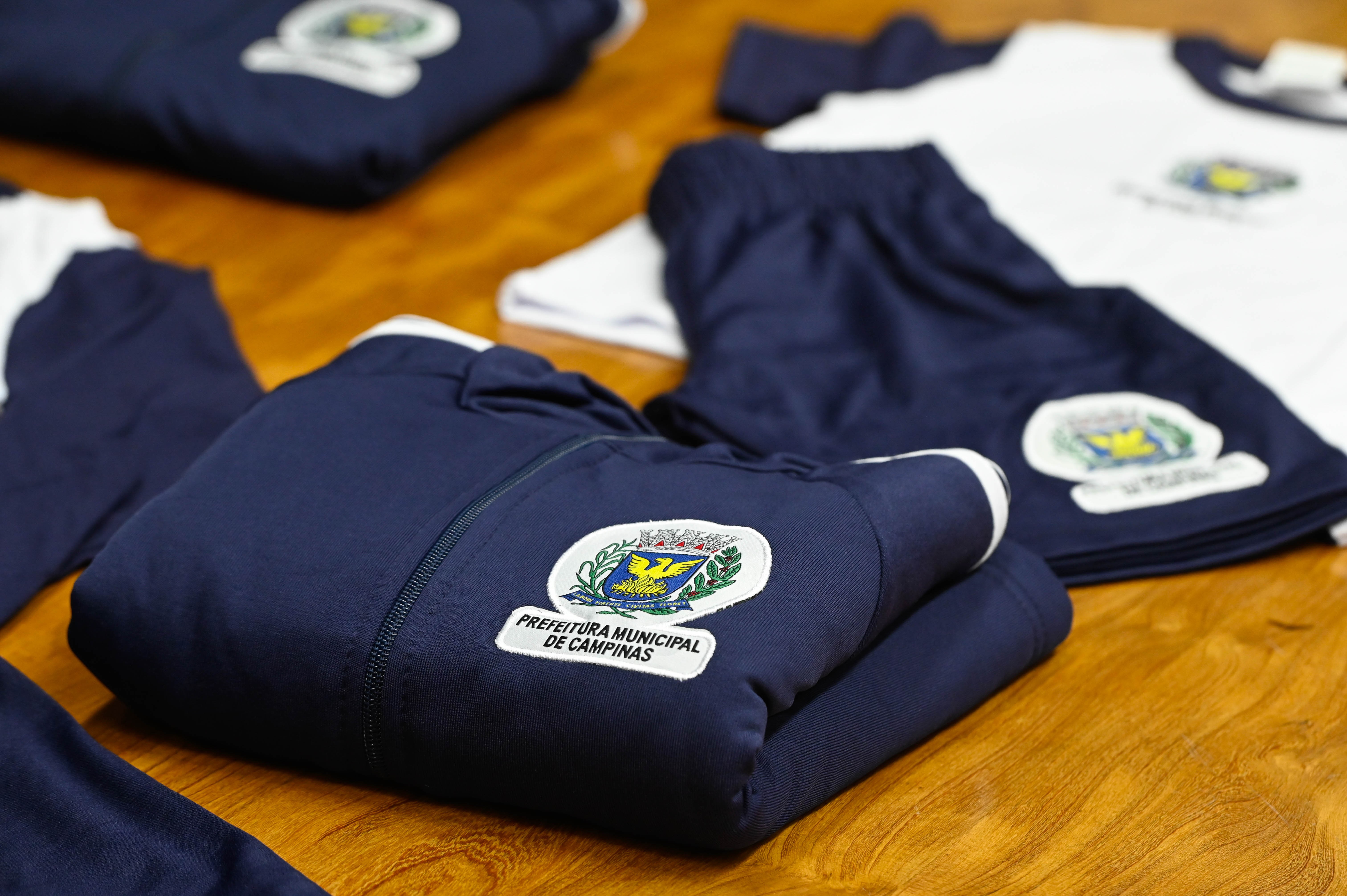 Prefeitura de Campinas investiga descarte de uniformes escolares na Rodovia dos Bandeirantes