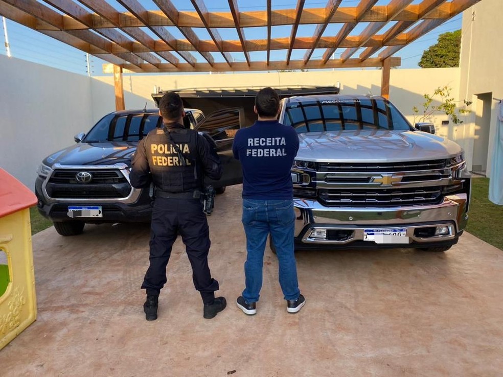 Carros e dinheiros foram apreendidos — Foto: Polícia Federal