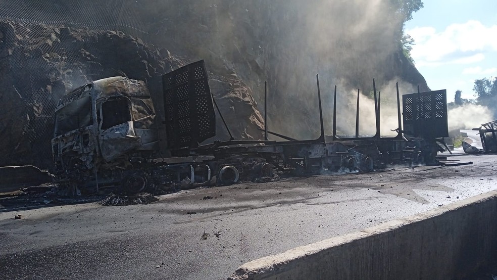 Caminhão explode após acidente — Foto: Fábio Ângelo