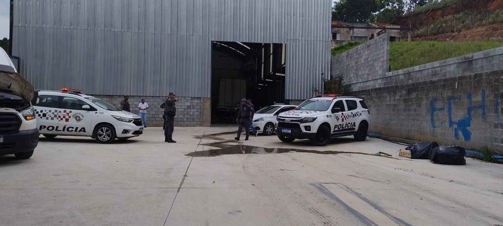 Polícia recupera caminhão roubado com carga de carne avaliada em R$ 1 milhão em Arujá