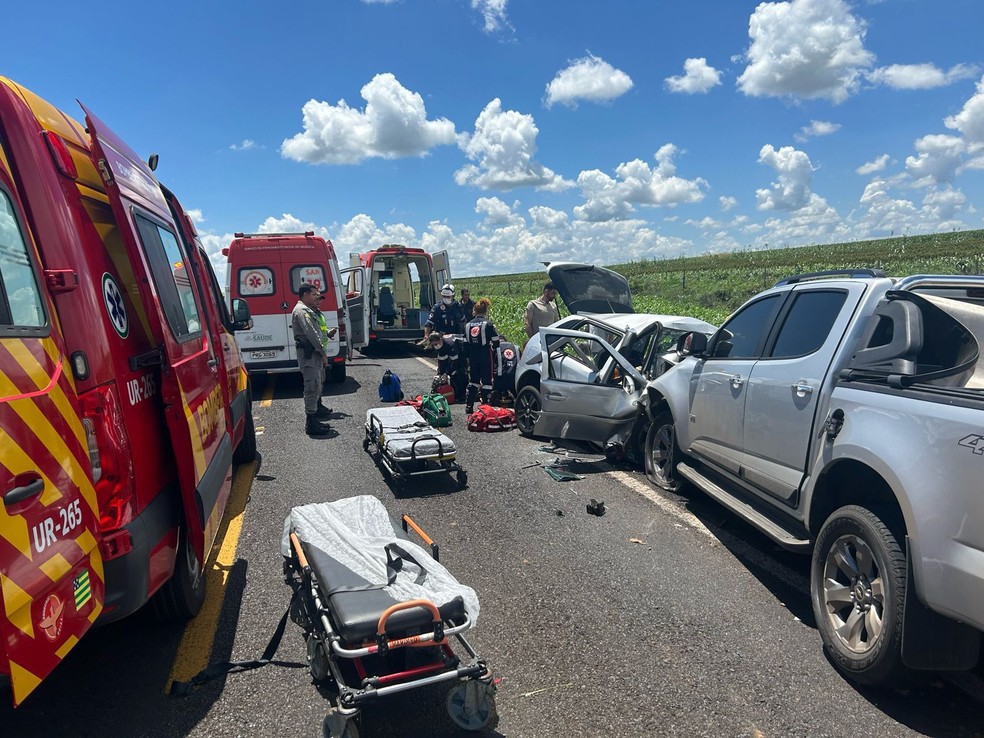 Carro e caminhonete bateram de frente na GO-139 entre Caldas Novas e Piracanjuba — Foto: Corpo de Bombeiros/Divulgação