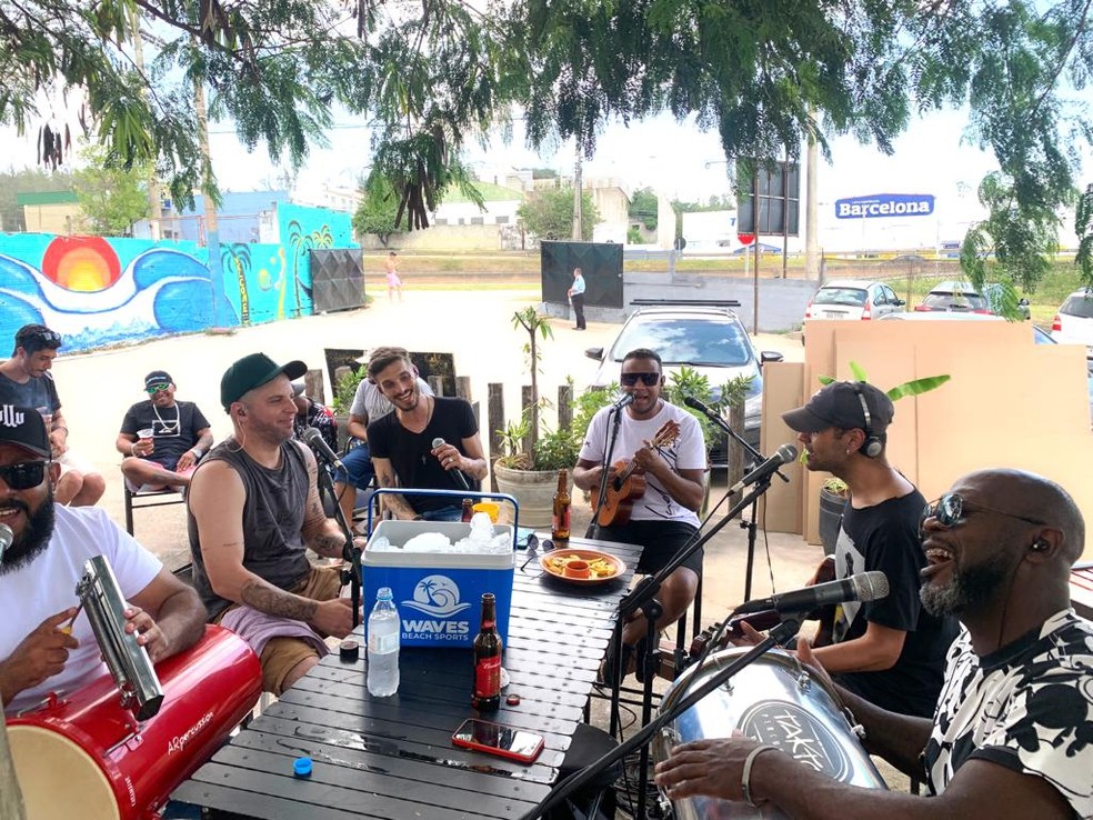 Para voltar a tocar, o incentivo todo foi da esposa, Jéssica, que talvez gosta muito de samba — Foto: Arquivo Pessoal 
