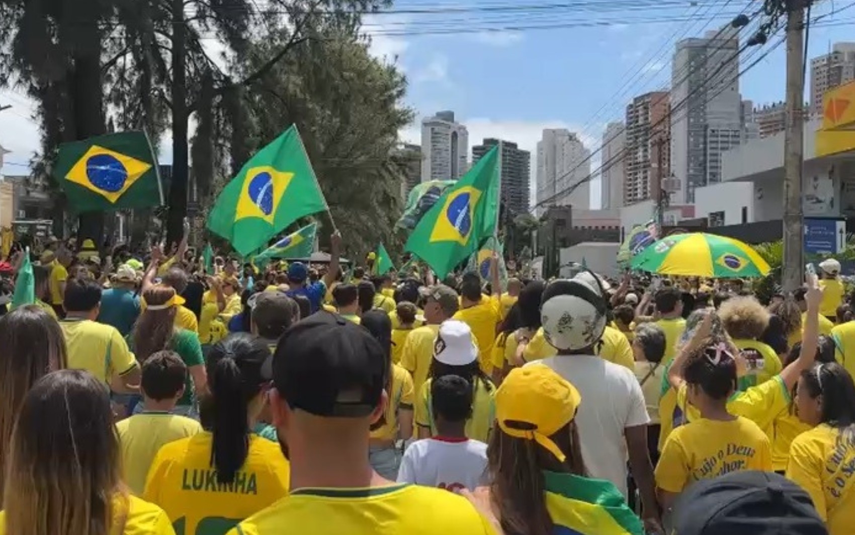 Caminhada e carreata marcam ato de apoio a Flávio Bolsonaro em Goiânia