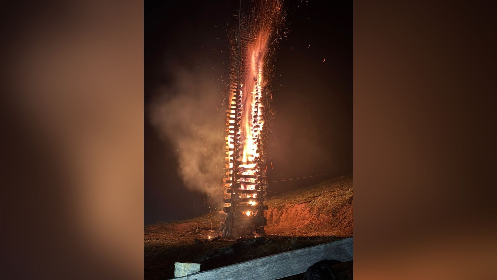 Fogueira de quase 20 metros mantém tradição centenária no Dia de Santo Antônio em MG; VÍDEO