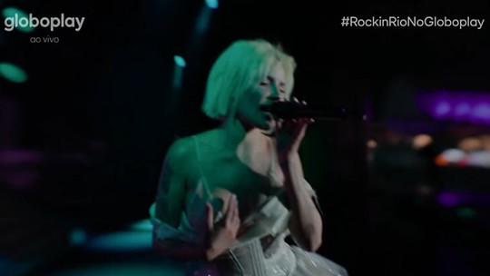 Halsey supera questões de saúde e faz apresentação potente com muito rock