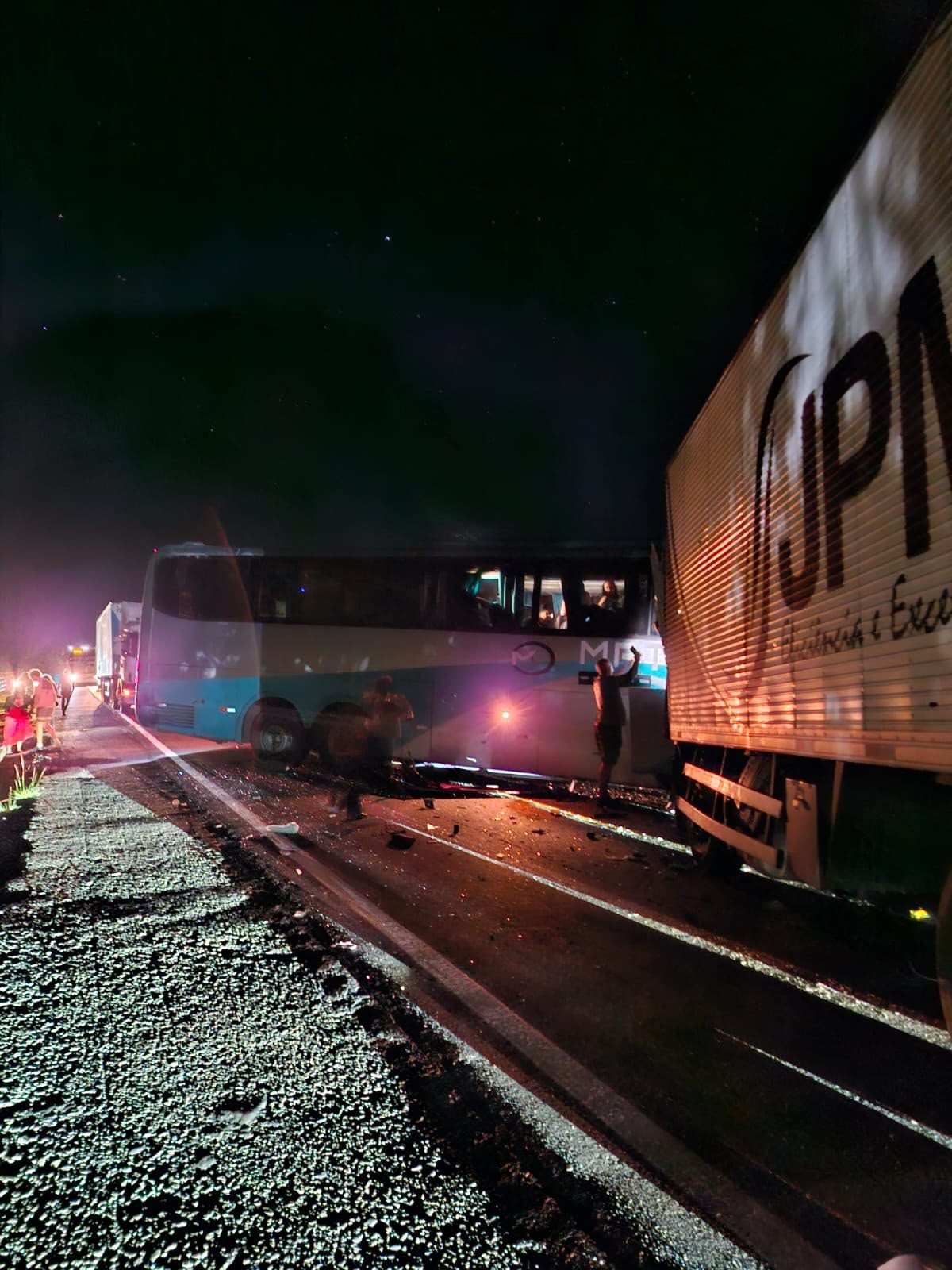 Acidente entre carreta e ônibus deixa motorista morto e 15 feridos na BR-381 em Governador Valadares