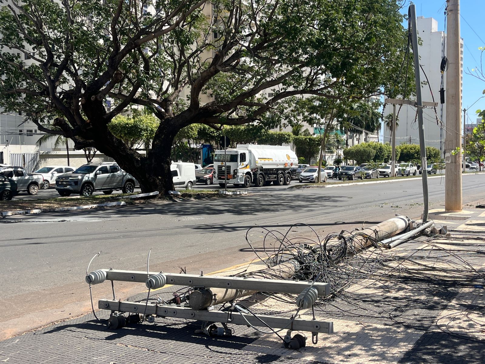 Caminhão derruba poste e deixa semáforos, hospital e 1,9 mil imóveis sem energia em Cuiabá