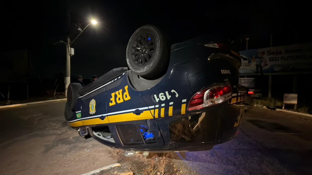 Viatura da PRF capota durante perseguição a motociclista na BR-101 na Grande Natal