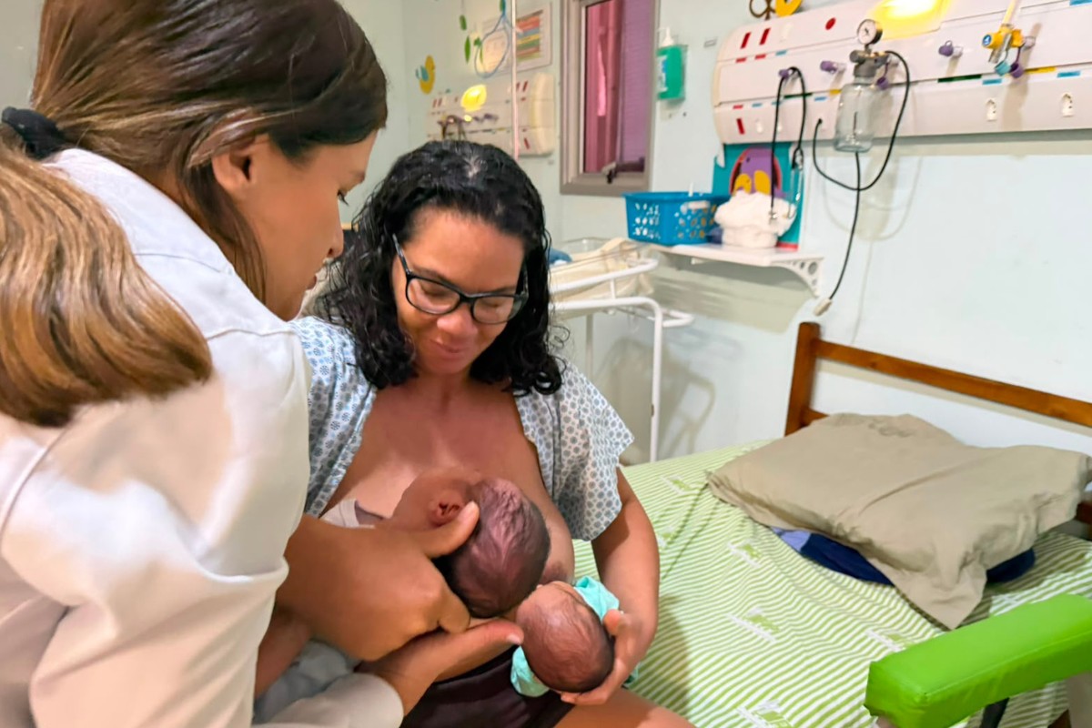 Mãe de gêmeos reforça importância da amamentação durante Semana Mundial do Aleitamento Materno