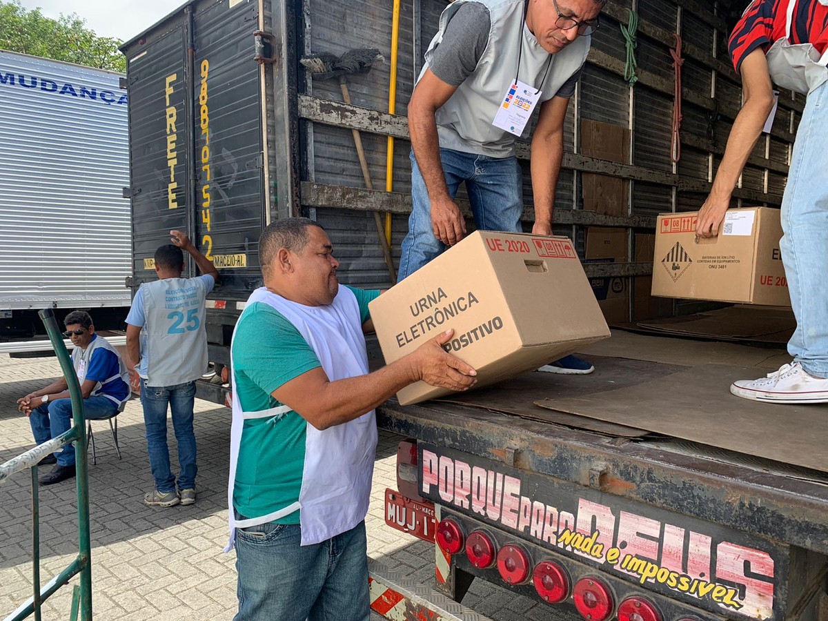 TREAL distribui urnas eletrônicas para locais de votação de Maceió
