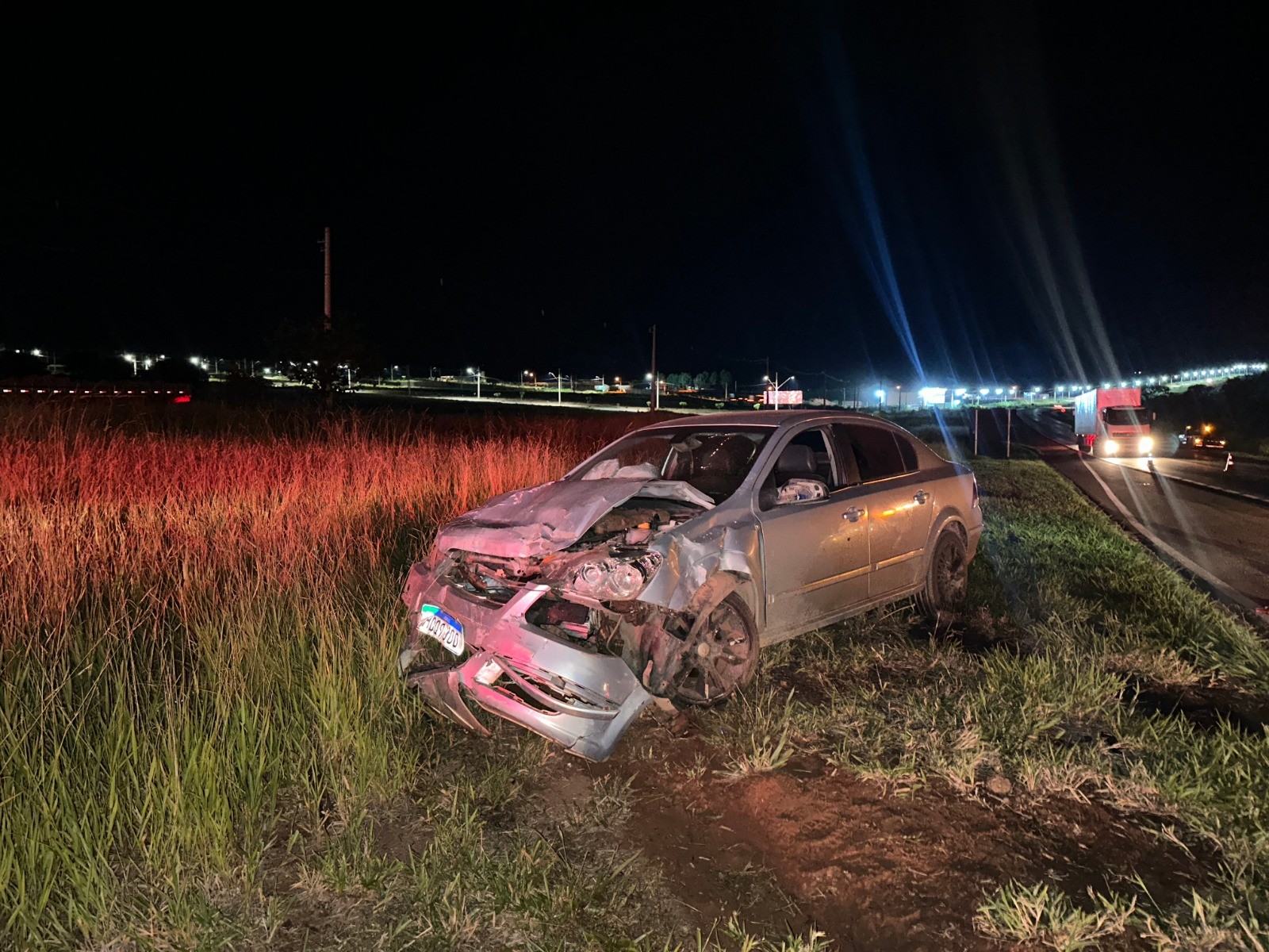 Carros batem de frente e motorista morre após ser arremessada para fora do veículo na BR-040