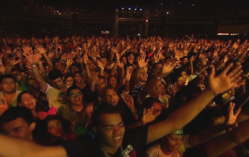 Público se emociona no show de Cassiane, no Festival Promessas, em Goiânia, Goiás — Foto: Reprodução/TV Anhanguera