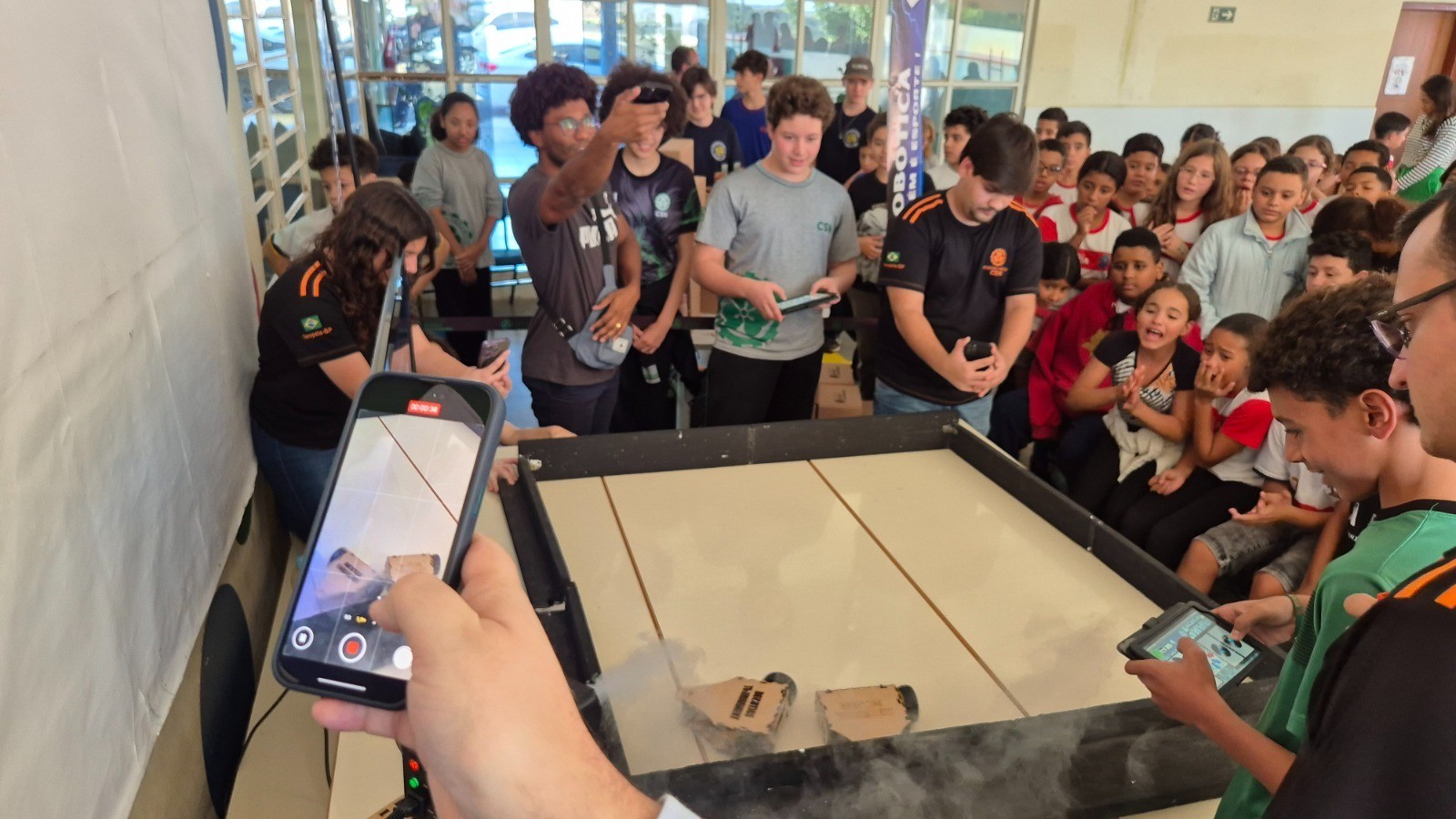 Com universitários como mentores, alunos da rede pública de Pompeia constroem robôs para torneio