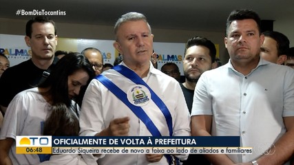 Após prisão revogada, Eduardo Siqueira Campos reassume cargo e recebe faixa de prefeito