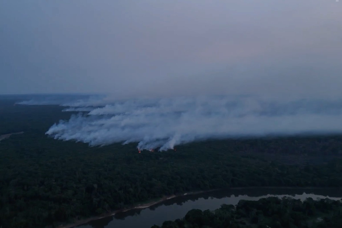 Incêndio no AM dura 54 dias e atinge área de 5,6 mil campos de futebol; chamas avançam sobre terra indígena